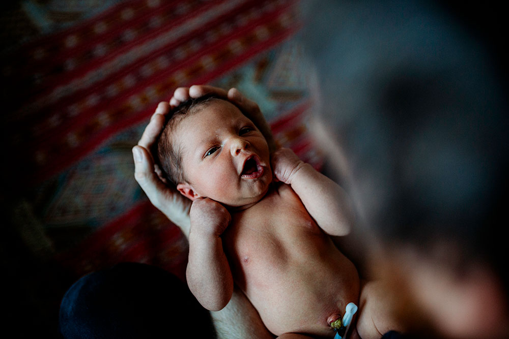 Photographing your newborn at home- A few tips for parents