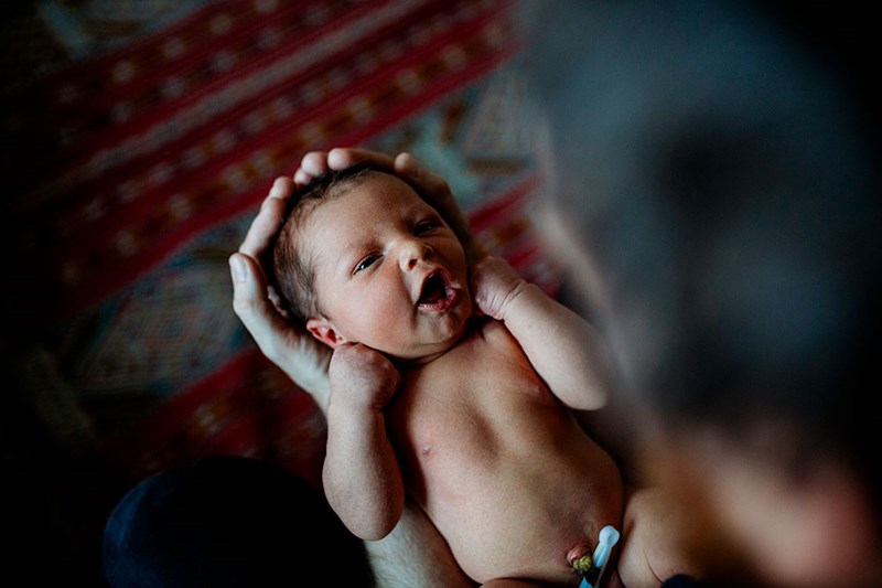 Photographing your newborn at home- A few tips for parents